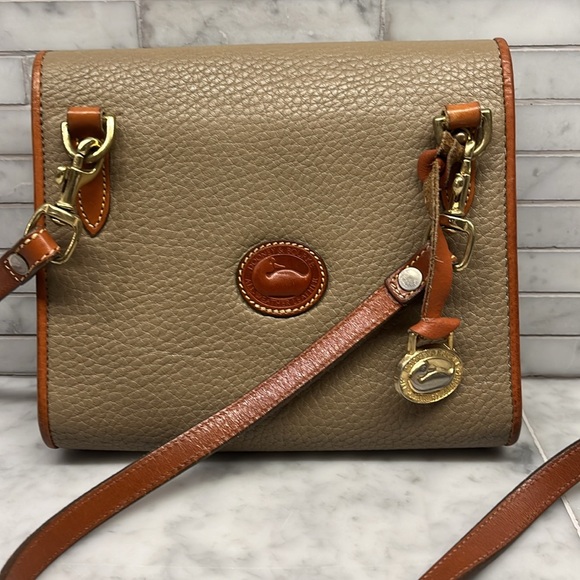 Vintage Dooney and Bourke AWL 90s Mini  Crossbody  6.5” tall  7.5”wide  3” deep - Picture 4 of 10
